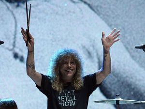 Tusuk Perut dengan Pisau, Steven Adler Guns N Roses Dilarikan ke RS Tusuk Perut dengan Pisau, Steven Adler Guns N Roses Dilarikan ke RS