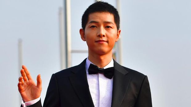 Song Joong-ki South Korean actor Song Joong-Ki arrives on the red carpet at the Seoul International Drama Awards in Seoul on September 8, 2016. (Photo by JUNG YEON-JE / AFP)