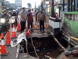 Jembatan Mampang Depok yang Amblas Diperbaiki, Selesai September 2019 Jembatan Mampang Depok yang Amblas Diperbaiki, Selesai September 2019