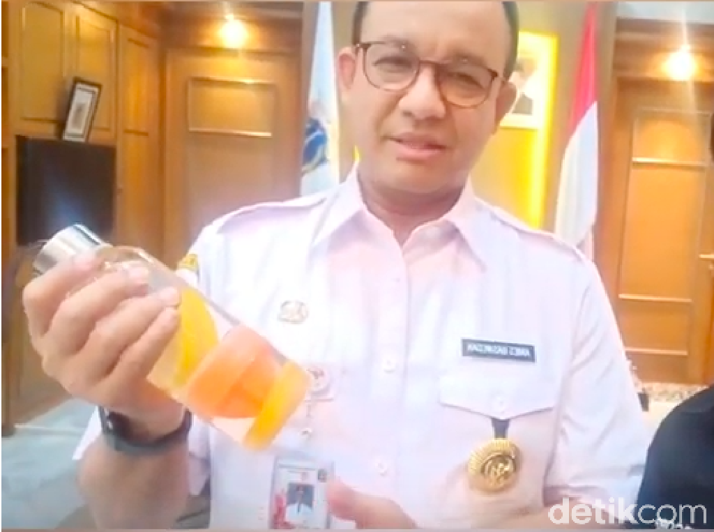 Minum Infused Water 2L/Hari, Anies Baswedan Ikuti Jejak Sandi Uno?