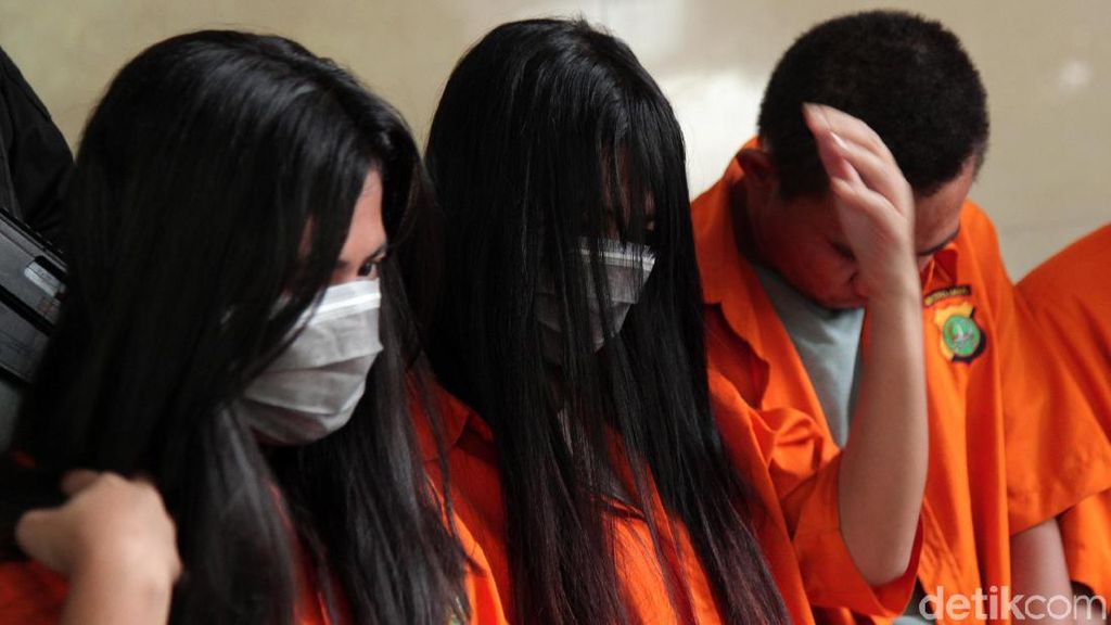 Wanita Ini Jadi Tersangka Pembobol Mesin ATM Wanita Ini Jadi Tersangka Pembobol Mesin ATM