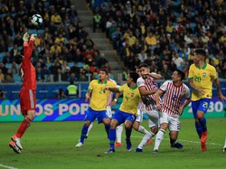 Brasil kembali mendapat peluang emas di menit ke-88. Alex Sandro berhasil menyambar bola dari tendangan bebas dengan kepalanya. Percobaan itu gagal berbuah gol setelah bola mampu ditepis Fernandez. Buda Mendes/Getty Images.