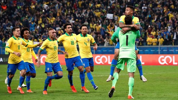 Brasil berhasil ke semifinal setelah menang adu penalti atas Paraguay. (
