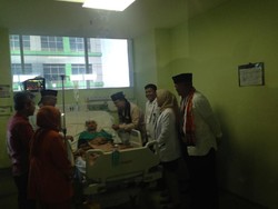 Jenguk Sellha Anggota PPSU, Anies Jamin Biaya Pengobatan