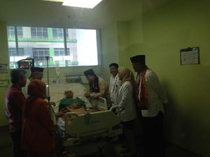 Jenguk Sellha Anggota PPSU, Anies Jamin Biaya Pengobatan Jenguk Sellha Anggota PPSU, Anies Jamin Biaya Pengobatan