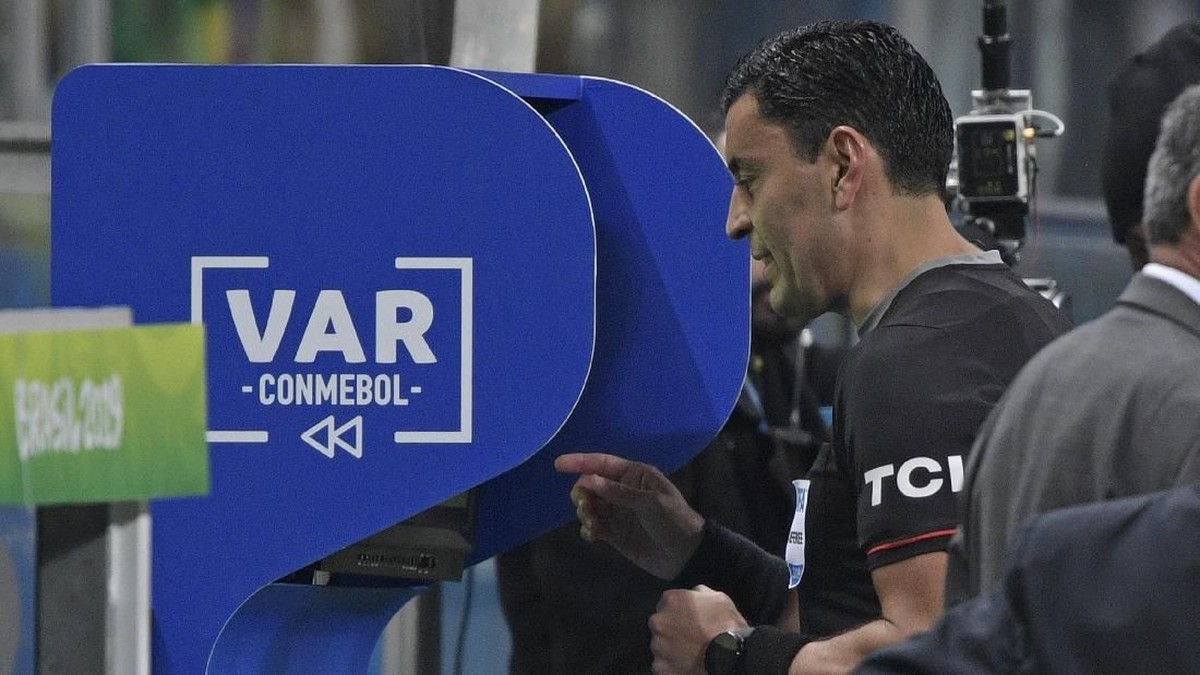 Kontroversi yang dihasilkan VAR akan membuat Premier League makin meriah musim depan (Juan MABROMATA / AFP)