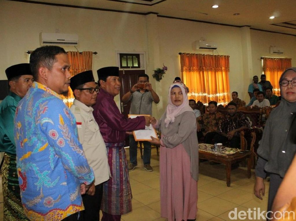 Keluarga Panwascam yang Gugur Saat Pemilu di Riau Terima Santunan