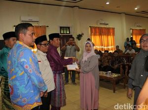 Keluarga Panwascam yang Gugur Saat Pemilu di Riau Terima Santunan Keluarga Panwascam yang Gugur Saat Pemilu di Riau Terima Santunan
