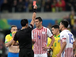 Di menit ke-58 Fabian Balbuena diganjar kartu merah langsung setelah menjegal Firmino tepat di depan kotak penalti. Paraguay pun harus bermain dengan 10 orang. Ueslei Marcelino/Reuters.