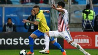 Brasil gantian mengancam selang tiga menit kemudian. Dua tembakan mengarah ke gawang dilepaskan oleh Roberto Firmino dan Everton, namun semuanya masih bisa diamankan kiper Paraguay. Lucas Uebel/Getty Images.