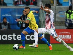 Brasil gantian mengancam selang tiga menit kemudian. Dua tembakan mengarah ke gawang dilepaskan oleh Roberto Firmino dan Everton, namun semuanya masih bisa diamankan kiper Paraguay. Lucas Uebel/Getty Images.