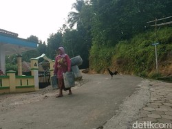 Kekeringan Landa Cilegon, Warga Harus Tempuh 2 Km ke Sumber Air