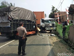 2 Truk Tabrakan di Bandung Barat, 1 Orang Luka