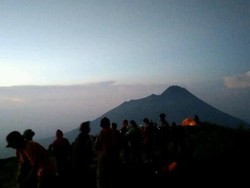 3.000 Pendaki Padati Gunung Merbabu Malam Ini