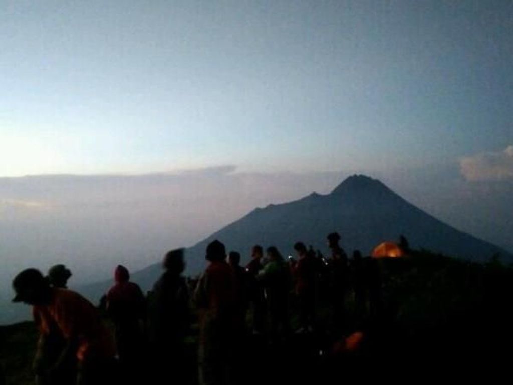 Memburu Sunrise di Gunung Merbabu Memburu Sunrise di Gunung Merbabu