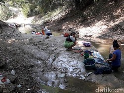Dilanda Kekeringan, Warga Bekasi Cuci Baju-Mandi di Sungai