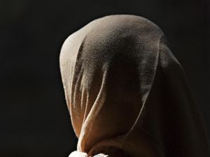 Kisah Istri Abu Lahab: Perempuan Tukang Gosip yang Disebut Al-Quran Kisah Istri Abu Lahab: Perempuan Tukang Gosip yang Disebut Al-Quran