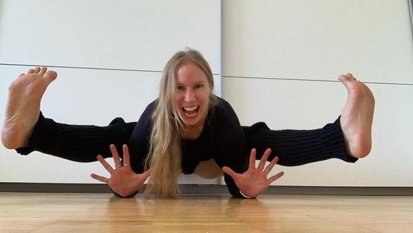 Foto: Ini Wanita yang Jadi Sensasi karena Ajarkan Yoga Tanpa Busana