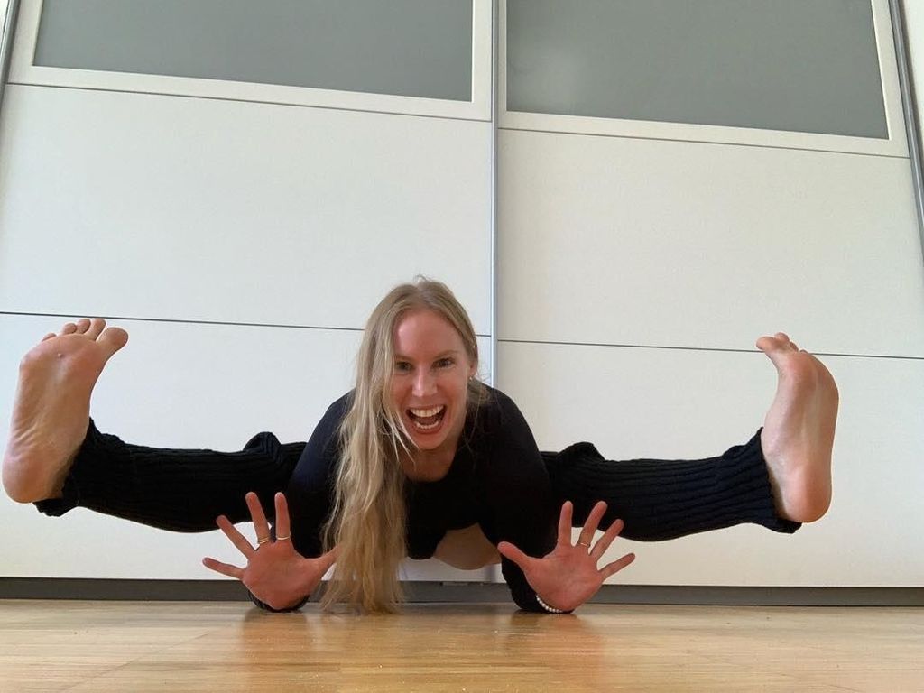 Foto: Ini Wanita yang Jadi Sensasi karena Ajarkan Yoga Tanpa Busana