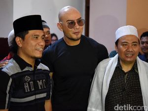 Buat yang Penasaran Kenapa Deddy Corbuzier Selalu Pakai Kacamata Hitam Buat yang Penasaran Kenapa Deddy Corbuzier Selalu Pakai Kacamata Hitam