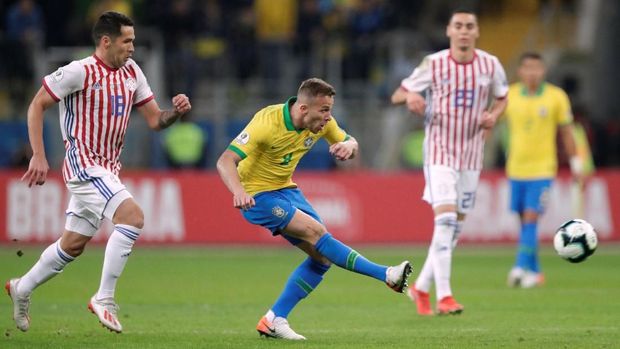 Pemain Brasil Arthur mencoba melepaskan tembakan. (