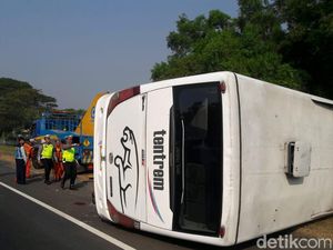 Bus Tentrem Terguling di Tol Sidoarjo, Tiga Penumpang Terluka