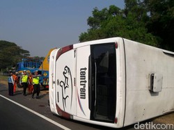 Bus Tentrem Terguling di Tol Sidoarjo, Tiga Penumpang Terluka
