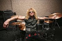Coba Bunuh Diri, Steven Adler 'Gun N' Roses' Tusuk Perut dengan Pisau