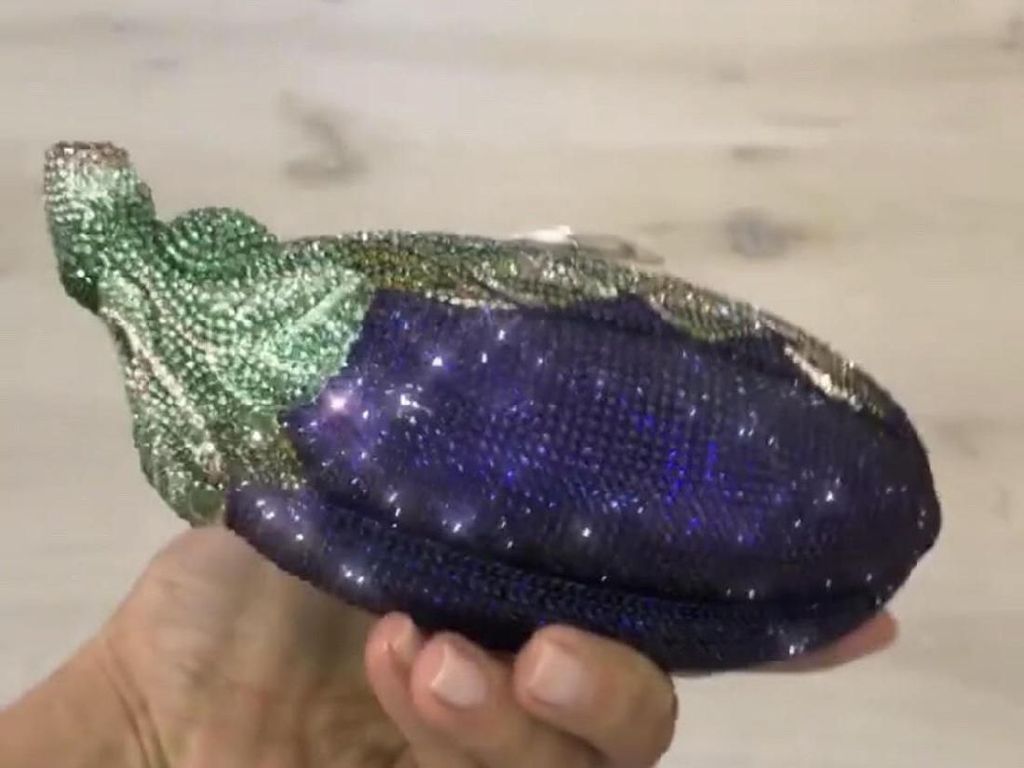 Khloe Kardashian Ultah, Kim Kardashian Hadiahi Clutch Bentuk Terung Khloe Kardashian Ultah, Kim Kardashian Hadiahi Clutch Bentuk Terung