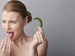 Lidah Terbakar Usai Santap Makanan Pedas? Minum Susu dan Soda Sebagai Obatnya