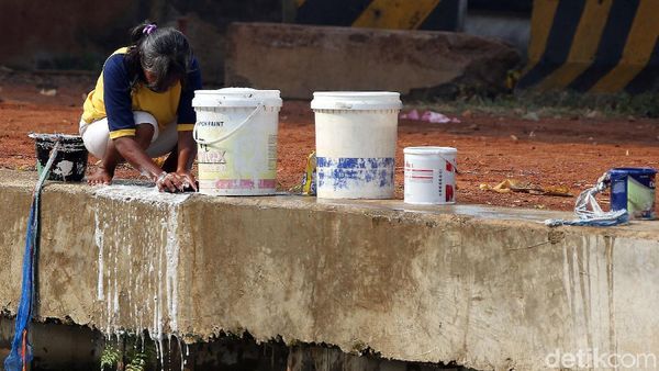 Duh, Warga Cuci Pakaian Pakai Air Sungai di Kalimalang
