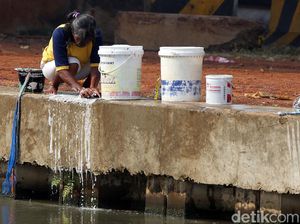 Duh, Warga Cuci Pakaian Pakai Air Sungai di Kalimalang