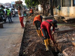 Trotoar Jalan Kemang Raya Mulai Direvitalisasi Trotoar Jalan Kemang Raya Mulai Direvitalisasi