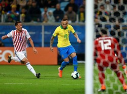 Brasil membuang peluang emas di menit ke-74. Umpan silang Everton gagal disundul dengan sempurna oleh Coutinho. Bola jatuh ke kaki Gabriel Jesus, yang langsung melepaskan tembakan dari jarak sangat dekat. Bola tembakan Jesus justru mengarah ke samping gawang. Lucas Uebel/Getty Images.