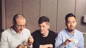 Tak Hanya Jago Nyanyi, Mike Shinoda Juga Jago Makan dan Masak