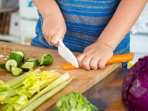 Gadis Kecil Ini Mahir Potong Sayur Alasannya Bikin Sedih!