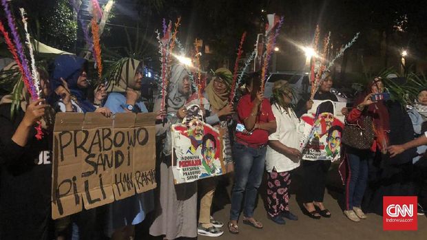 Prabowo Tahan Tangis Sambut Pendukung di Jalan Kertanegara