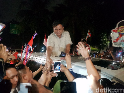 Tinggalkan Kertanegara, Prabowo Sapa Pendukung dari Mobil