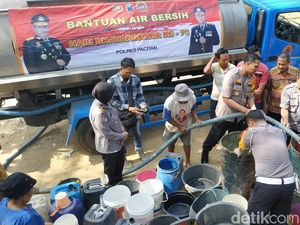 Warga Pacitan Kekeringan, Polisi Dropping Air Bersih