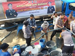 Warga Pacitan Kekeringan, Polisi Dropping Air Bersih