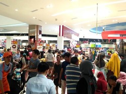 Hari Ini Ribuan Orang Serbu Transmart Carrefour, Ada Apa Ya?