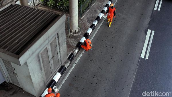 Aksi Pasukan Oranye Percantik Trotoar di Ibu Kota