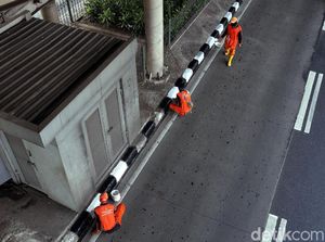 Aksi Pasukan Oranye Percantik Trotoar di Ibu Kota