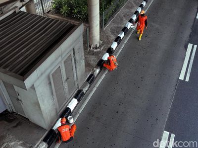 Aksi Pasukan Oranye Percantik Trotoar di Ibu Kota