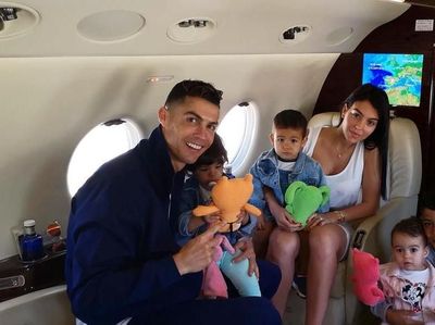 Momen Kulineran Asyik Christiano Ronaldo dan Georgina Bareng Keempat Anaknya