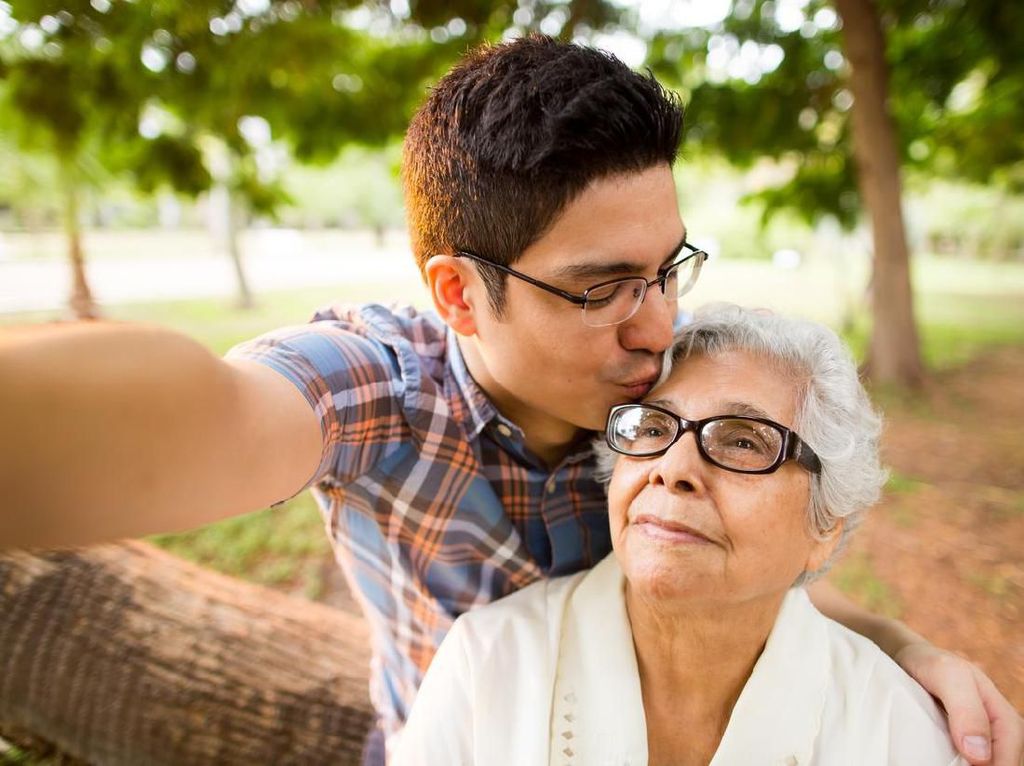 Kisah Romantis Pasangan Beda Usia 30 Tahun yang Kerap Dipanggil Ibu Anak Kisah Romantis Pasangan Beda Usia 30 Tahun yang Kerap Dipanggil Ibu Anak