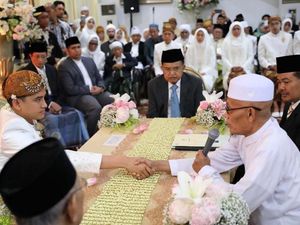 Momen JK Jadi Saksi Nikah Putri Gubernur Khofifah Momen JK Jadi Saksi Nikah Putri Gubernur Khofifah