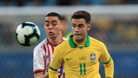 Brasil langsung menekan pertahanan Paraguay di awal babak kedua. Peluang didapat Selecao lewat tembakan Coutinho di menit ke-49, namun bola masih bisa diamankan kiper. Buda Mendes/Getty Images.