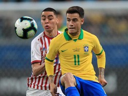 Brasil langsung menekan pertahanan Paraguay di awal babak kedua. Peluang didapat Selecao lewat tembakan Coutinho di menit ke-49, namun bola masih bisa diamankan kiper. Buda Mendes/Getty Images.