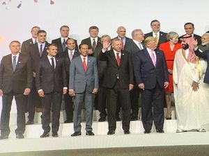 Foto Bersama Pemimpin Dunia di KTT G20, Jokowi Diapit Erdogan-Macron